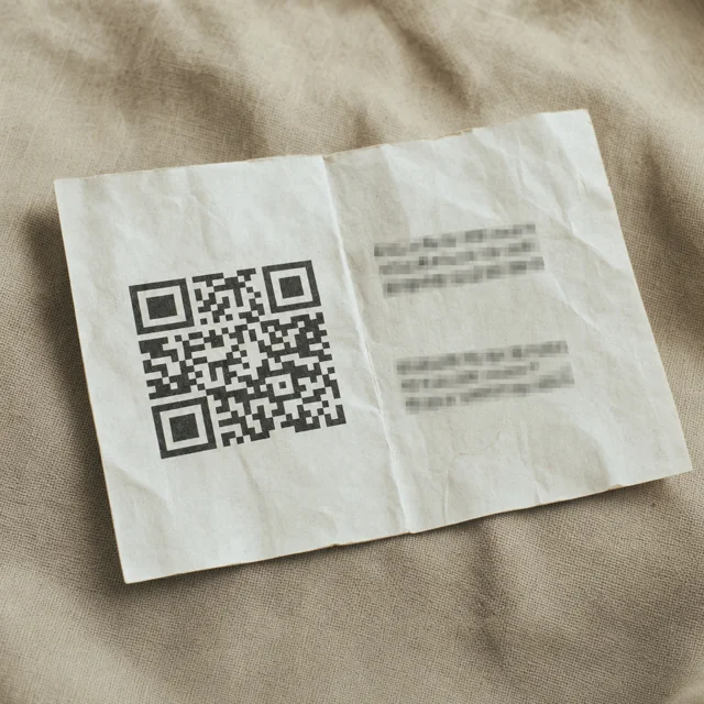 Un portefeuille papier imprimé avec un code QR et des champs d'adresse
